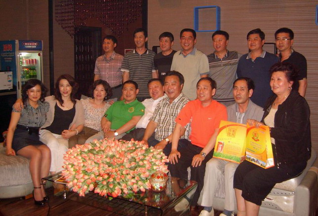 与鹤岗丛氏宗亲合影留念